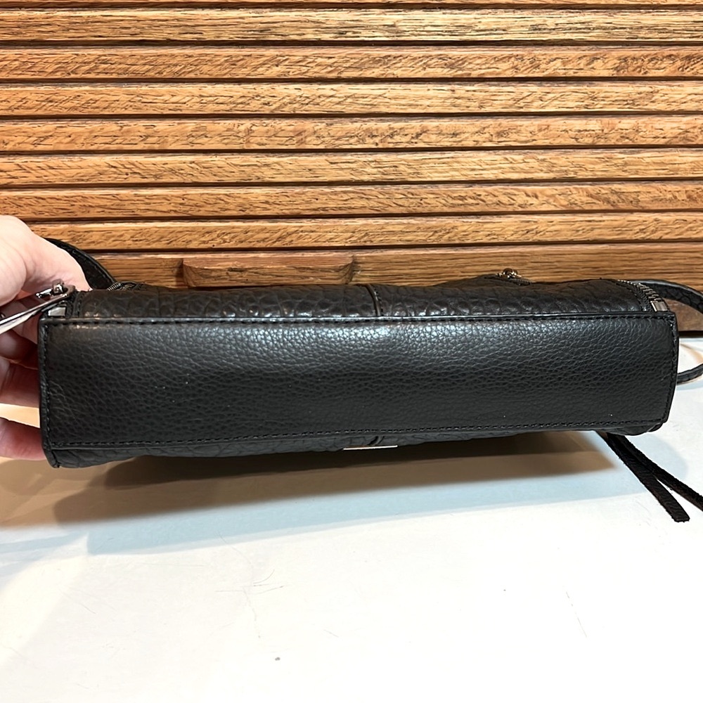 Vince Camuto black pebble leather lambskin crossbody / shoulder bag - Picture 7 of 17